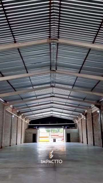 Vista interna de galpão pré-moldado publicado pela Impactto, com pilares e cobertura aparentes