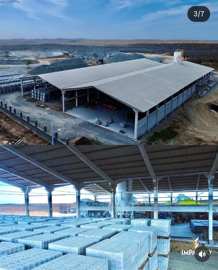 Área coberta com blocos e materiais organizados para fornecimento