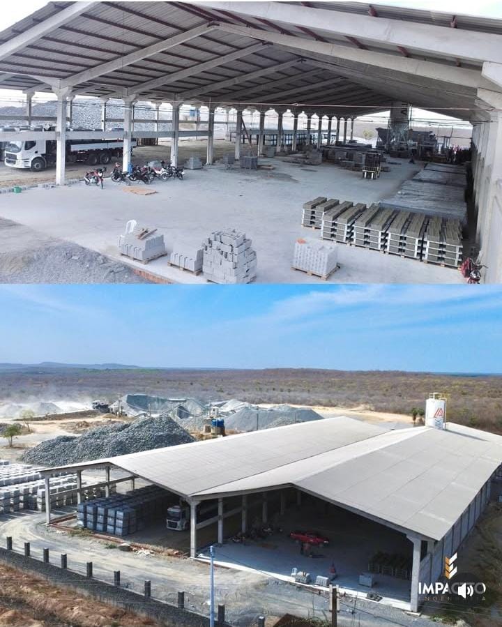 Interior do galpão de produção, com elementos pré-moldados e equipamentos